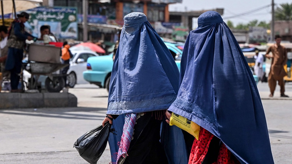 PICTUREDESK.COM/AFP/WAKIL KOHSAR Zwei verhüllte Frauen in Dschalalabad