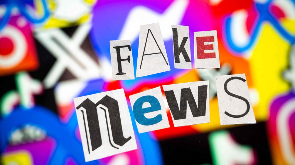PICTUREDESK.COM/AFP/SEBASTIEN BOZON Fake-News-Collage