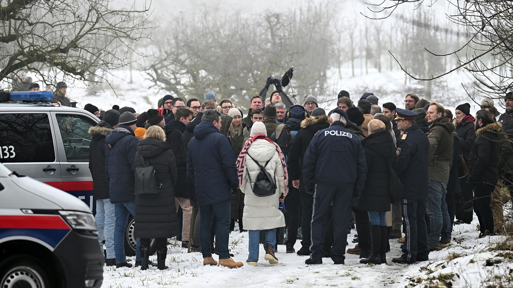 Ausschussmitglieder am Mittwoch, 14. Jänner 2026, anl. eines Lokalaugenscheins am Fundort der Leiche des ehemaligen Justiz-Sektionschefs Christian Pilnacek an einem Nebenarm der Donau in Rossatz-Arnsdorf.