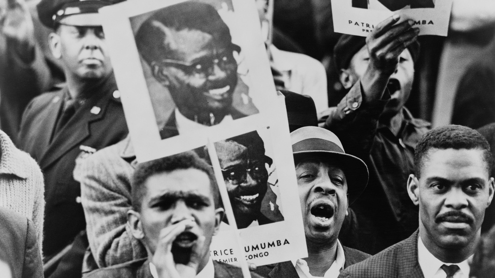 Demonstranten mit Plakaten, auf denen Patrice Lumumba zu sehen ist - 1961
