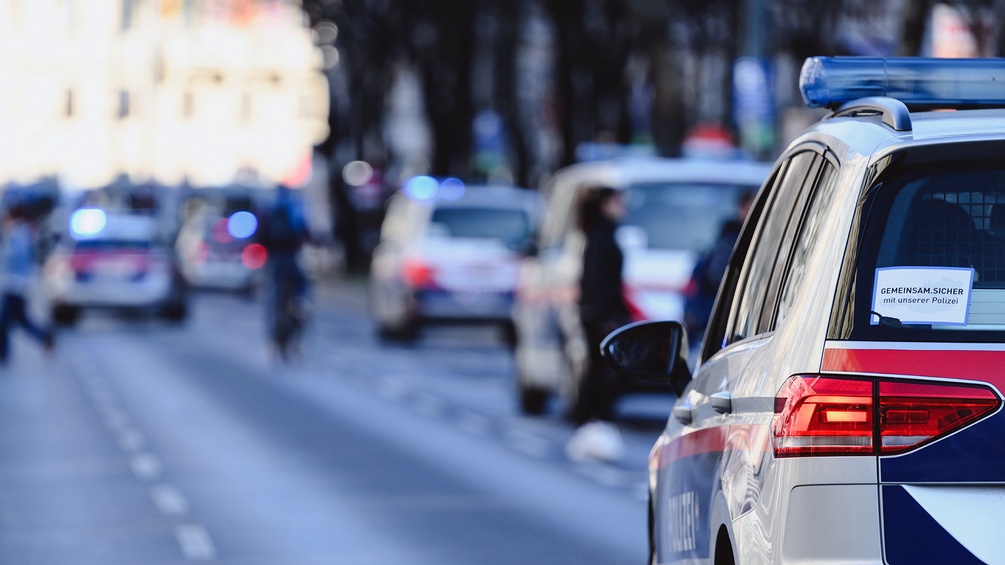 Polizeiautos und Personen in Unschärfe