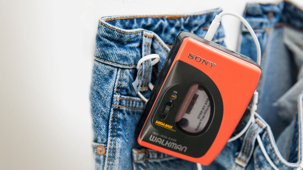 Ein Walkman von Sony ist an einer Jeans befestigt