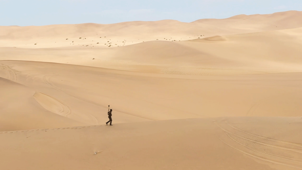 Der Fotograf Tawanda Kanhema wandert mit seiner Kamera durch die namibische Wüste