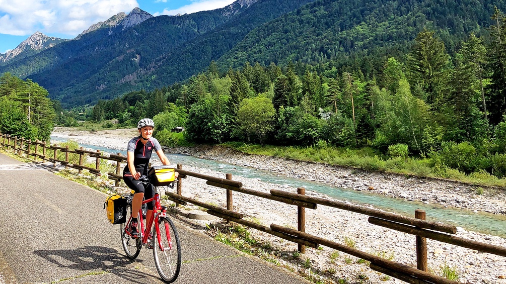 Eine Radfahrerin auf dem Alpen-Adria-Radweg