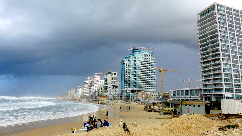 Hochhausbaustellen am Strand von Tel Avivi