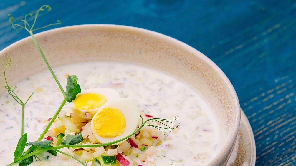 Kalte Joghurtsuppe mit Eier-Hälften dekoriert
