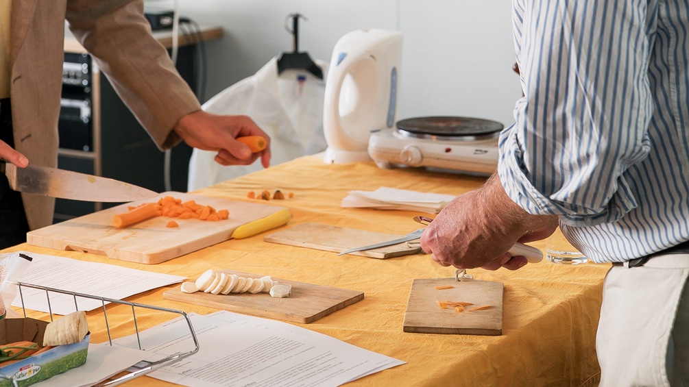 Karotten und Wurzelgemüse wird geschnitten