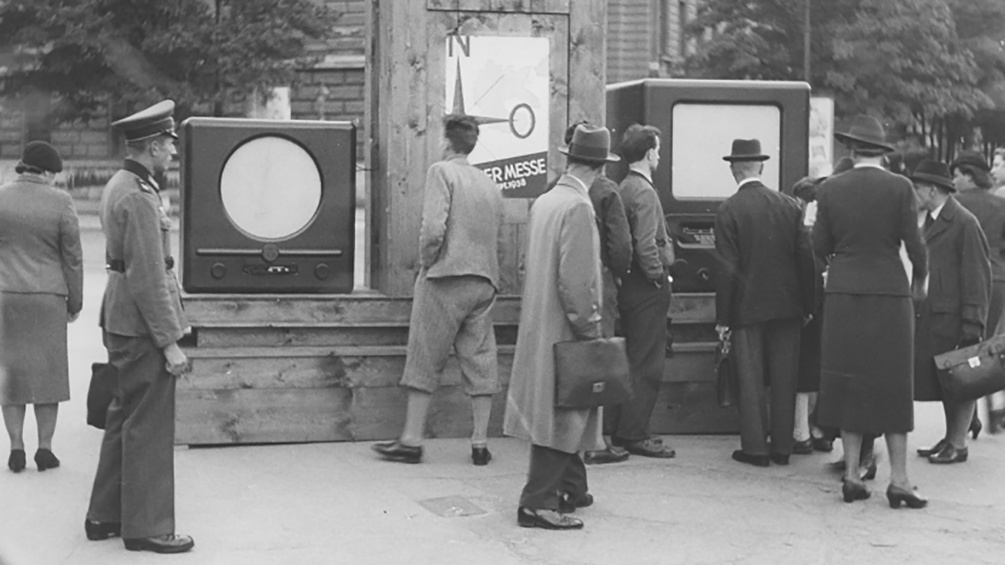 Beim Schottentor aufgestellte riesige Volksempfänger, 1938.