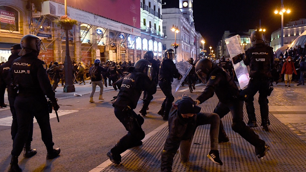 Polizisten und Demonstranten in Madrid