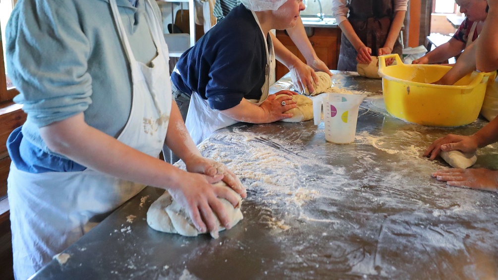 Köchinnen beim Brotbacken.