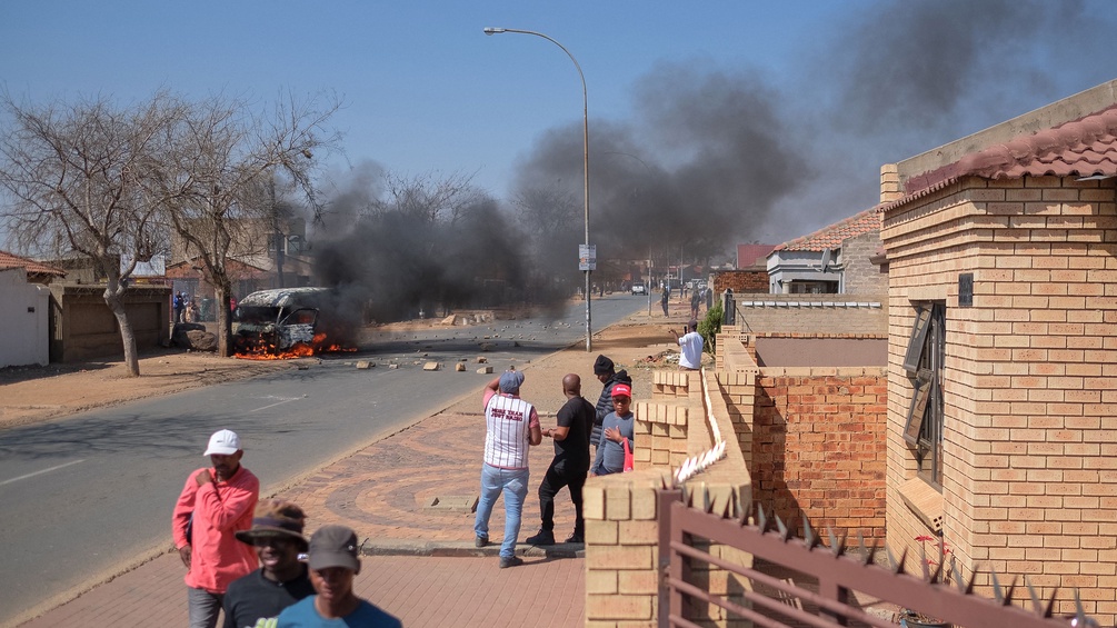 Brennendes Minibus-Taxi in Soweto