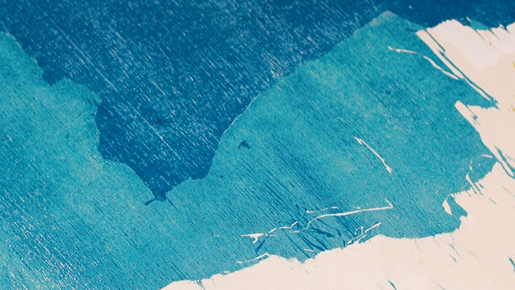Zwei Blautöne vermischen sich auf einem Papier