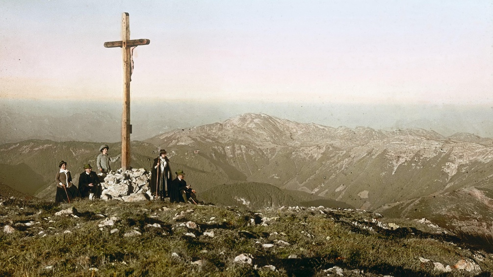 Blick vom Gipfel des Ötschers auf den Dürrenstein. Niederösterreich. Handkoloriertes Glasdiapositiv. 1909