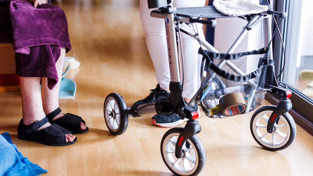 PICTUREDESK.COM/DPA/PHILIPP VON DITFURTH Pflegesituation, Rollator