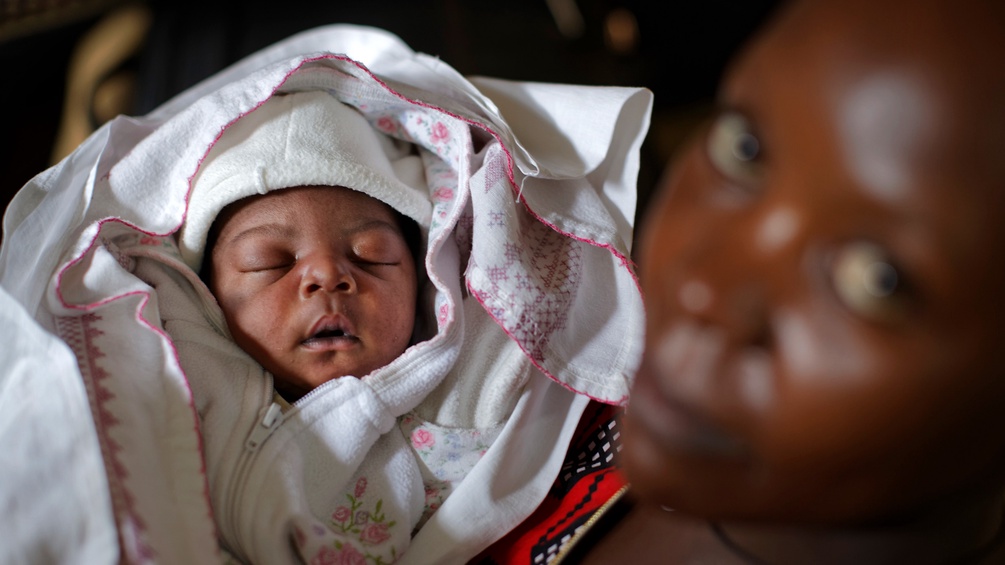 AP/BEN CURTIS Junge Mutter mit Baby in Uganda