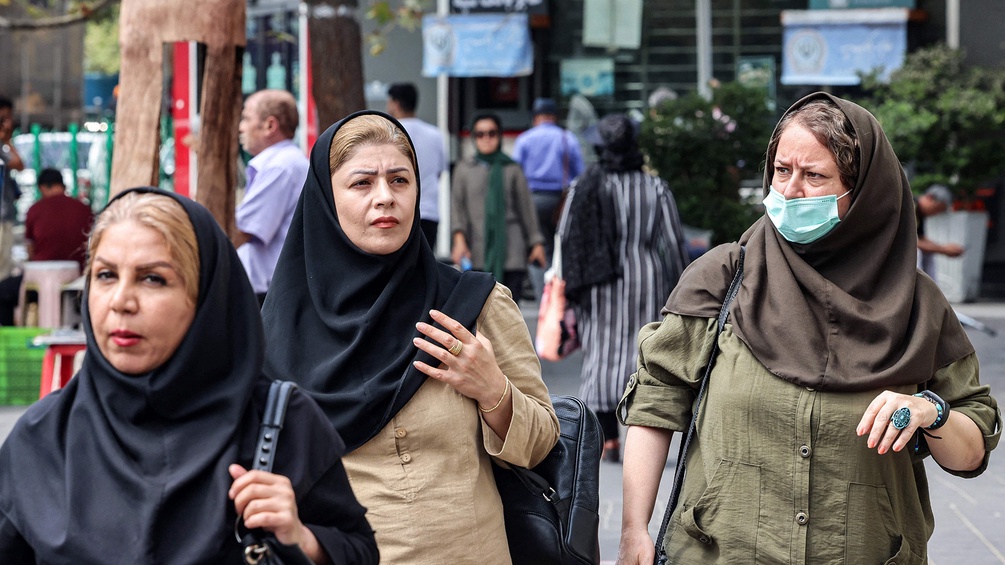 Frauen auf einer Straße in Teheran, Iran.