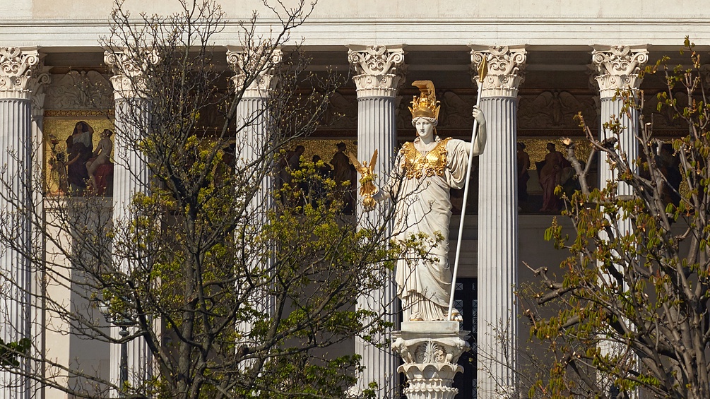 Parlamentsgebäude, Außenansicht mit Bäumen