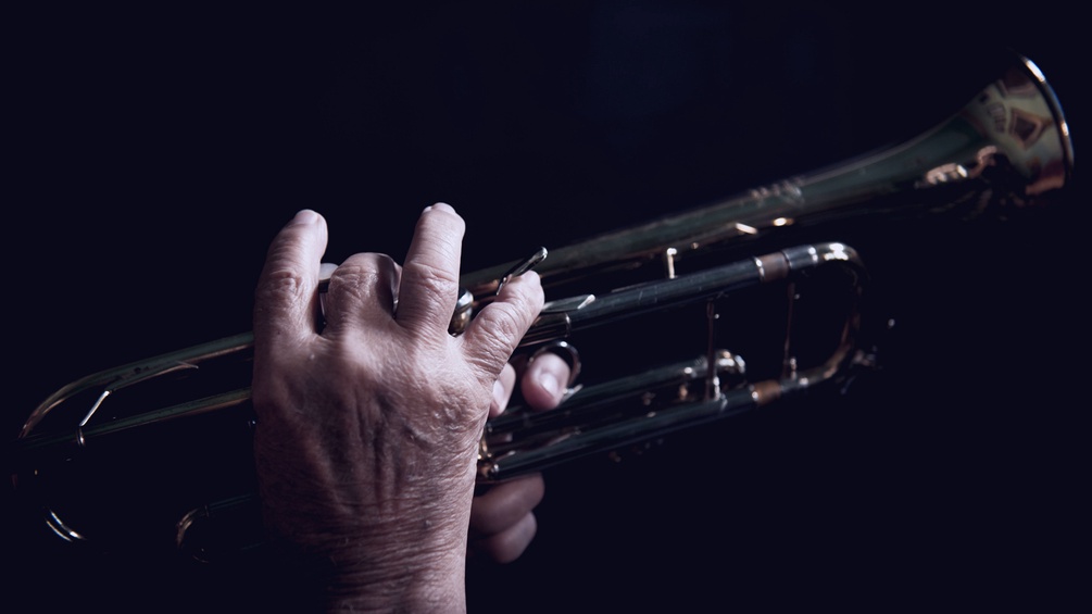 Ein Jazzmusiker hält eine Trompete