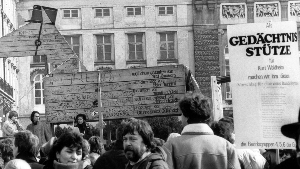 Demonstration gegen den österreichischen Bundespräsidenten Kurt Waldheim in Wien mit dem Nachbau des Trojanischen Pferdes, 1988.