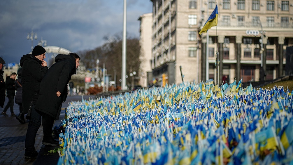 Jede Flagge steht für einen gefallenen Soldaten in Kiew, Ukraine.