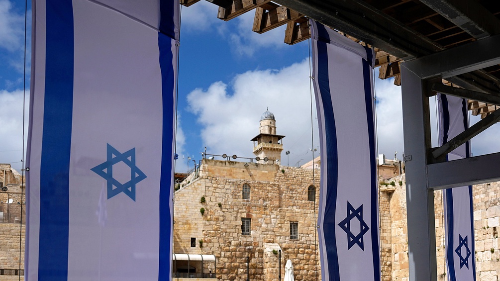 Israelische Flaggen in der Nähe der Klagemauer