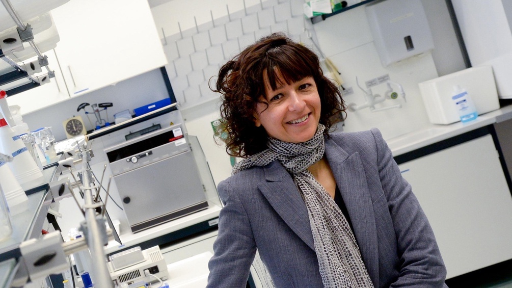 Emmanuelle Charpentier in einem Labor.