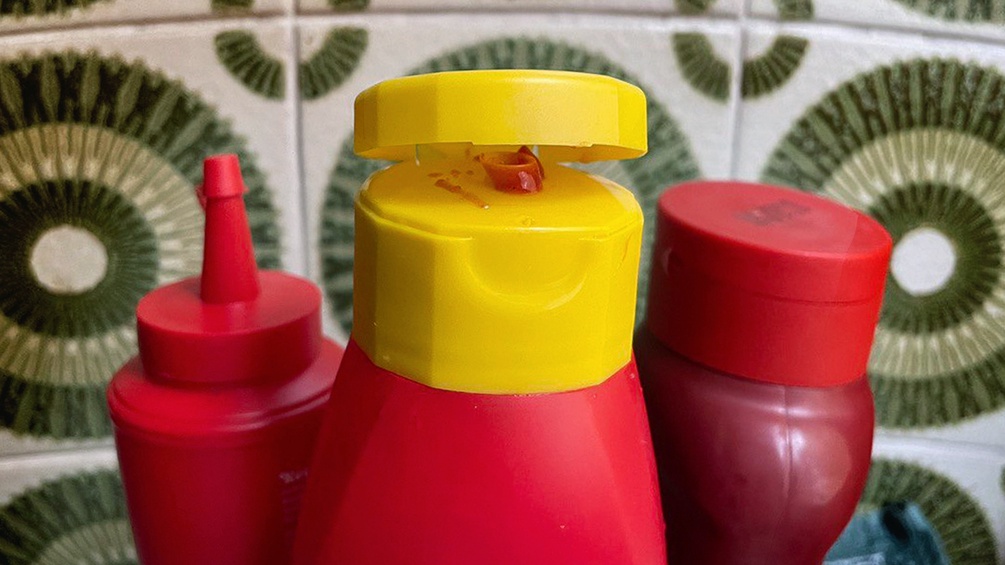 Ein Bild von drei Ketchupflaschen.