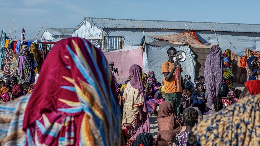 Menschen im Sudan, Mann mit Megaphon