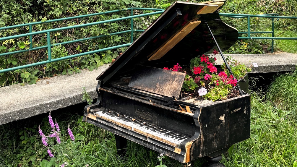 Klavier mit Blumen