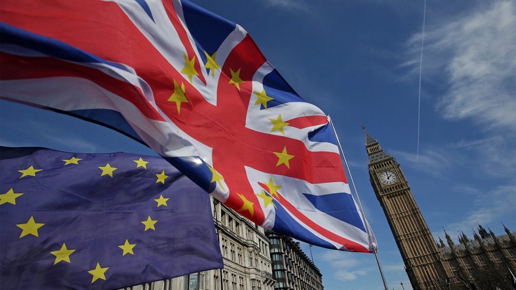 Flaggen von Brexit-Gegnern wehen in London: Union Jack mit Europasternchen + Europaflagge, wo die Sterne in Herzform angeordnet sind.