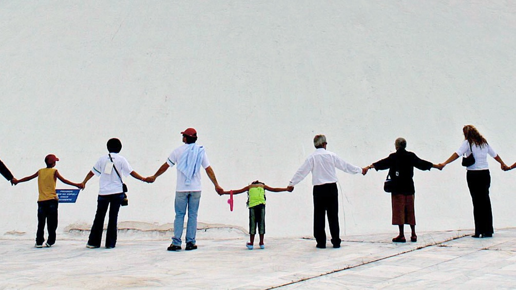 Menschen halten sich an der Hand