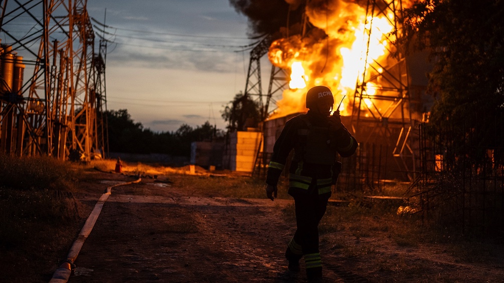 Ukrainischer Feuerwehrmann nach einem russischen Angriff