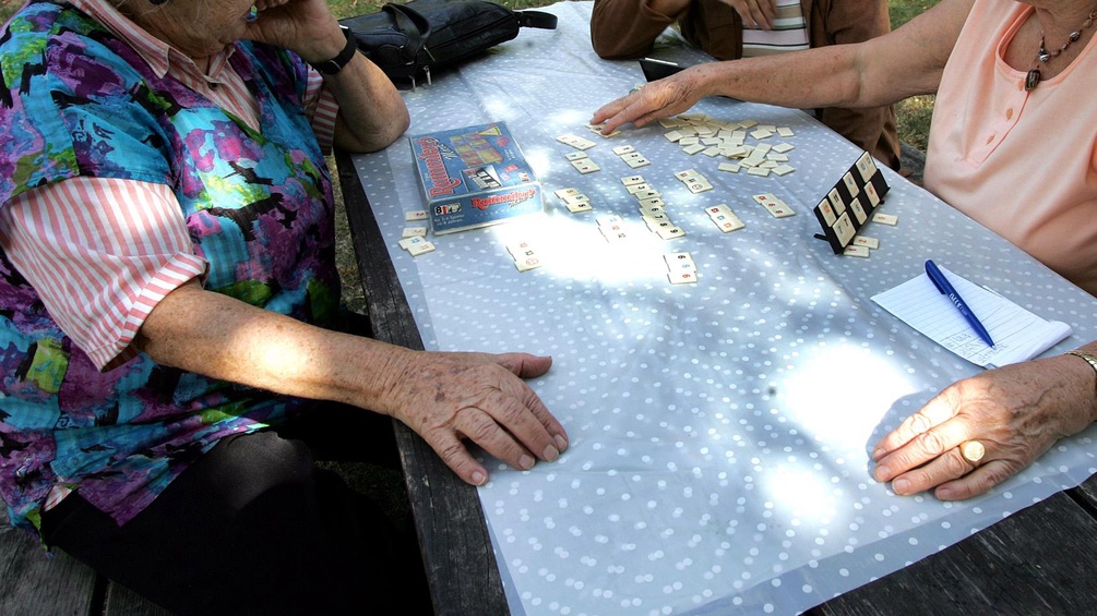 Ältere Damen beim Spielen 