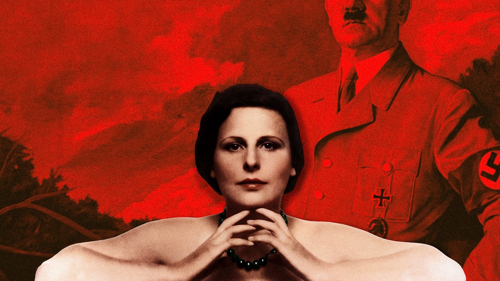 Cover zum Podcast "Leni Riefenstahl, Influencerin des Bösen": Zu sehen ist eine Bildmontage mit einem Porträt von Riefenstahl vor einem Gemälde, das Adolf Hitler zeigt.