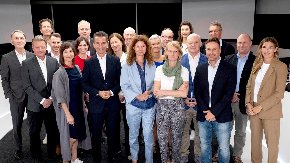 ORF/HANS LEITNER ORF-Generaldirektor Roland Weißmann mit Josef Manola, Ernst Gelegs, Robert Zikmund, Christophe Kohl, Carola Schneider, Cornelia Primosch Andreas Jölli, Birgit Schwarz, Andreas Pfeifer, Marion Flatz-Mäser, Paul Krisai, Cornelia Vospernik, Katharina Wagner, Jörg Winter, Raffaela Schaidreiter, Thomas Langpaul, Tim Cupal, Karim El-Gawhary, Nikolaus Wildner, Sophie Roupetz.