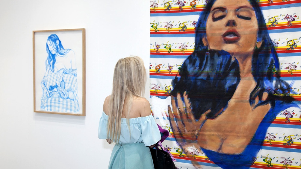 Frau betrachtet Kunstwerke