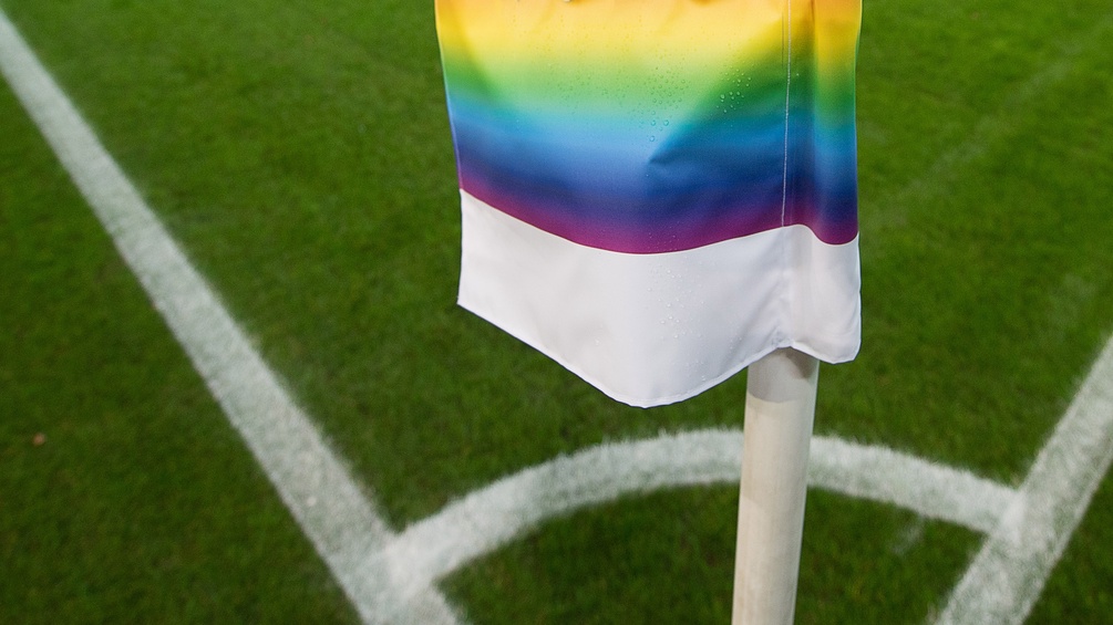 Regenbogenfahne auf dem Fußballfeld