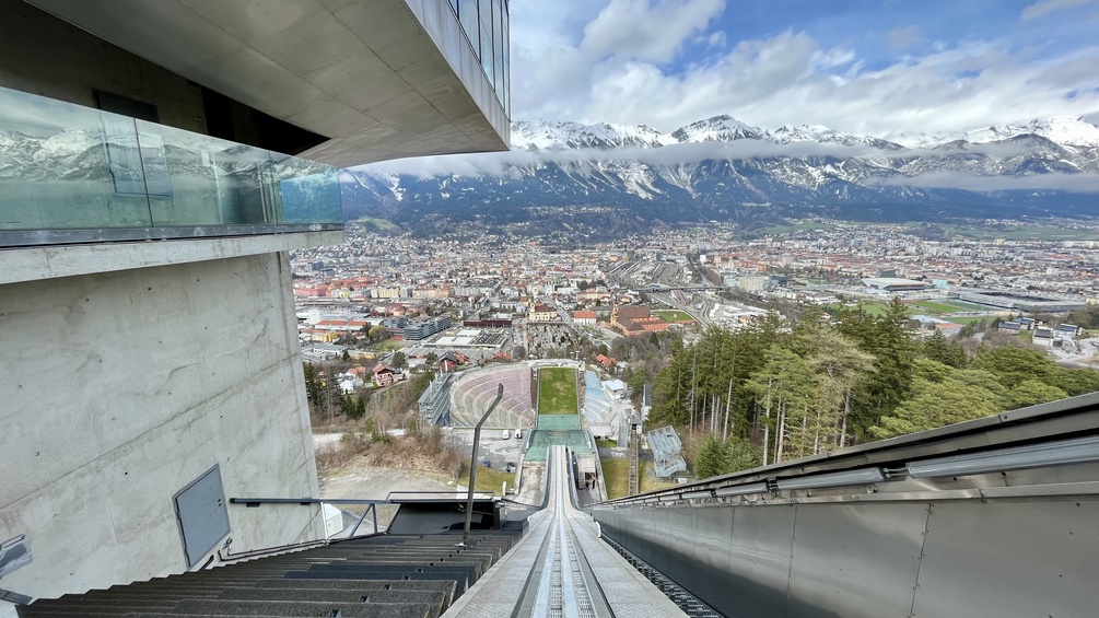 Blick vom "Zitterbalken" auf der Skisprungschanze auf Innsbruck