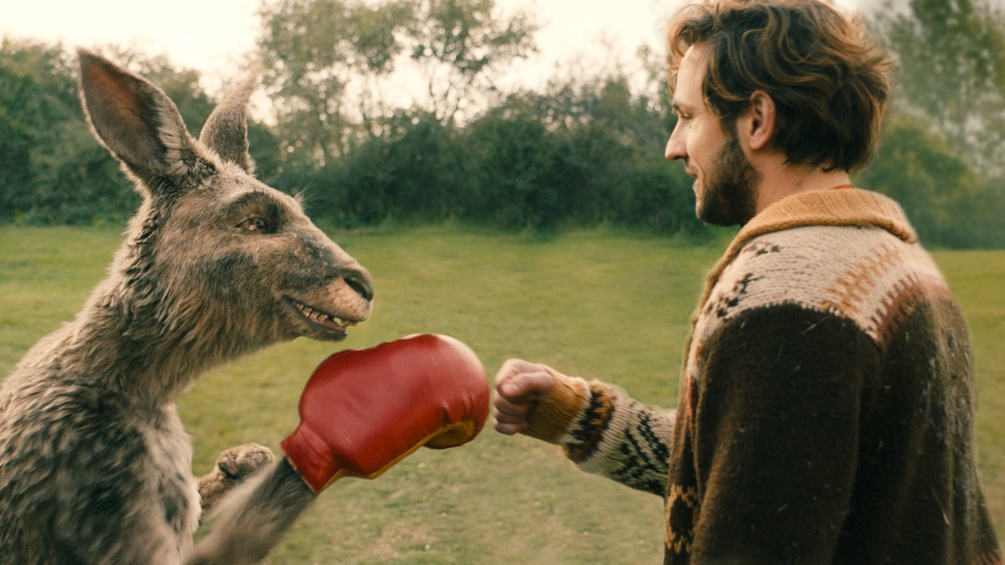 Känguru mit rotem Handschuh und ein bärtiger Mann