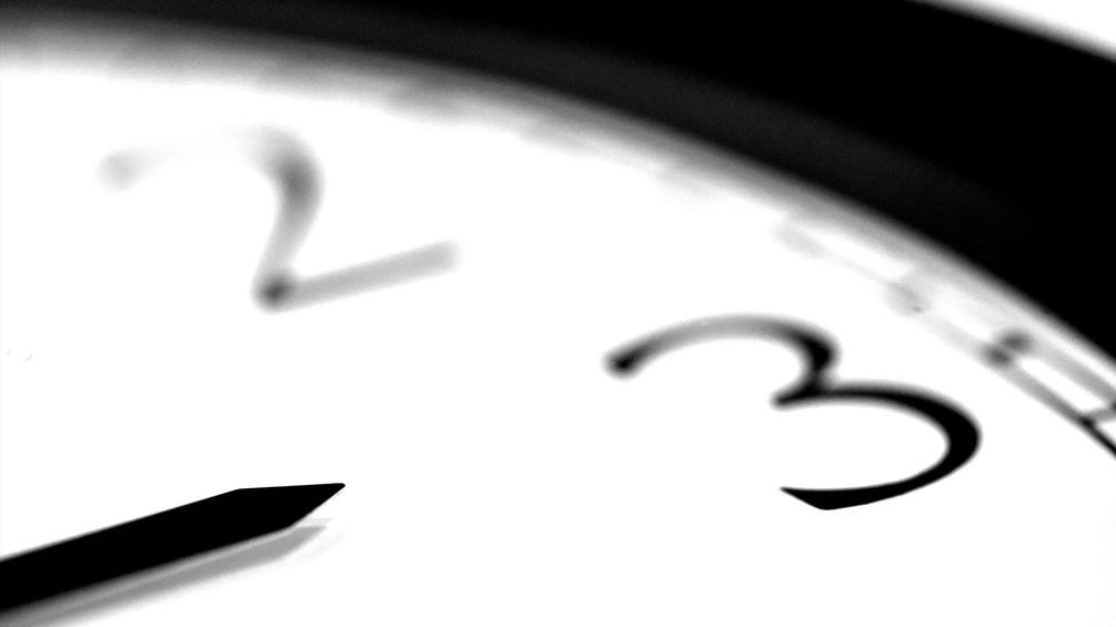 Ausschnitt eines Ziffernblatts einer Uhr