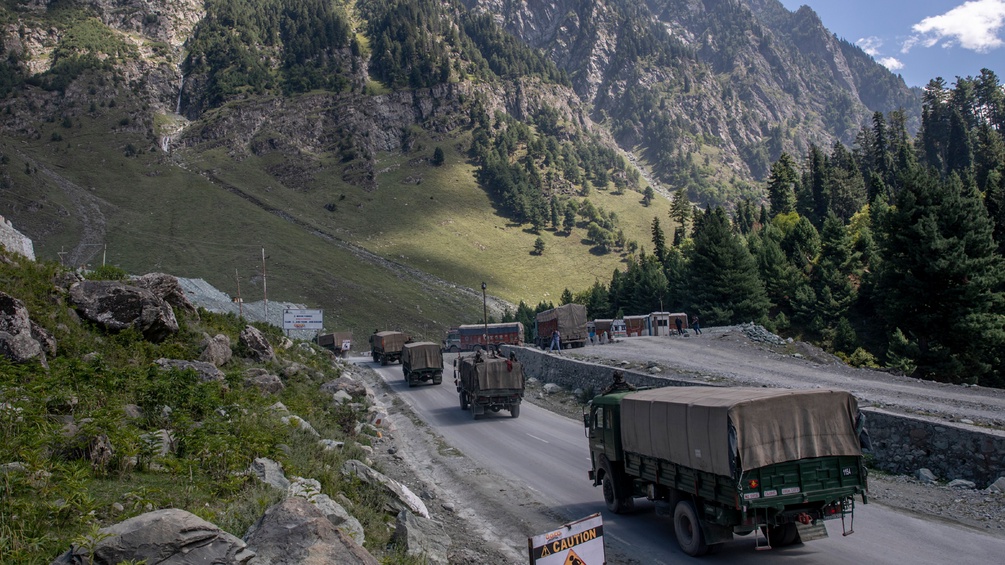 Militärfahrzeuge in der Gegend Ladakh.