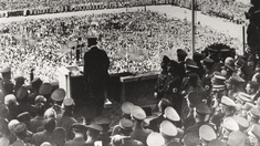 Adolf Hitler spricht am 15. Maerz 1938 am Wiener Heldenplatz.  