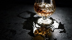 Ein Glas mit alkoholischem Inhalt.