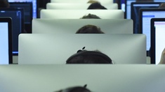 Studenten der Ecole27 sitzen an Computern.