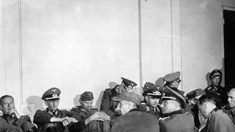 Wehrmachtsoffiziere am Boden sitzend