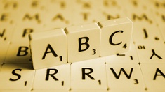 Buchstaben eines Scrabble-Spiels
