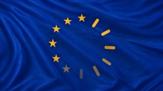 Eine EU-Flagge mit Ziffernblatt