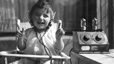 Kleines Kind hört Radio, 1925