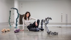 Angelika Loderer in der Ausstellung "Angelika Loderer. Soil Fictions" 