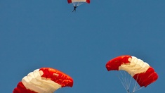 Rot-weiß-rote Fallschirme